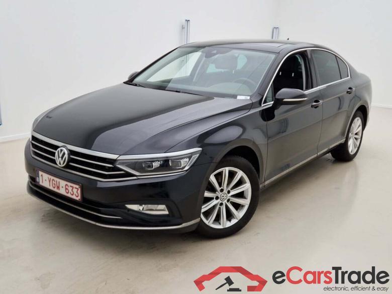 Volkswagen Passat 1.6 TDI Elegance Aut. Pano LED-Matrix Navi Sport-Leather KeylessGo Camera Klima PDC ... #1