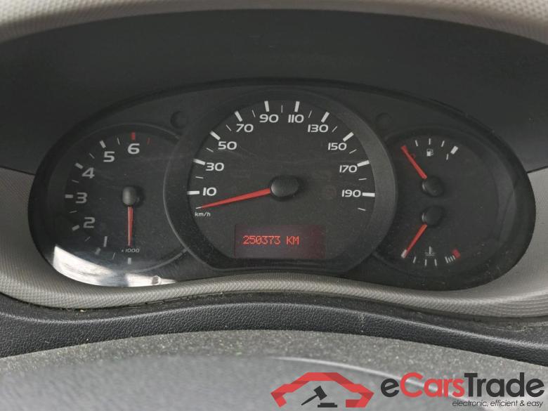 RenaultTrucks 125.35 C.CAB. E30 C 4332 RENAULT TRUCKS UK MASTER VU 2p 3G chasis cabina 125.35 C.CAB. E30 C 4332 **RAMPA MANUAL INSTALADA EN LA PARTE TRASERA DEL VEHICU #4