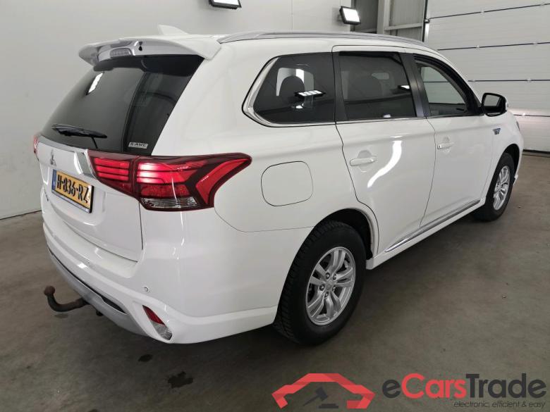 Mitsubishi Outlander '15 Mitsubishi Outlander PHEV Pure 5d #2
