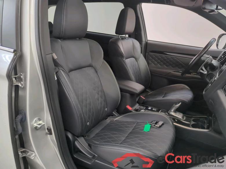 Mitsubishi Outlander '15 Mitsubishi Outlander PHEV Instyle 5d #3