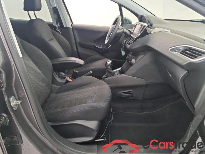 Peugeot 208 11-18 Peugeot 208 Signature 1.2 PureTech 82 5d #3