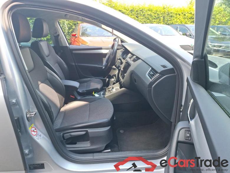 SKODA - SKO OCTAVIA COMBI CRTDI 115PK DSG7 GreenTec Ambition Look & Comfort & Heated Seats & Adaptive Cruise Control & Kessy & PDC Front & Rear #3