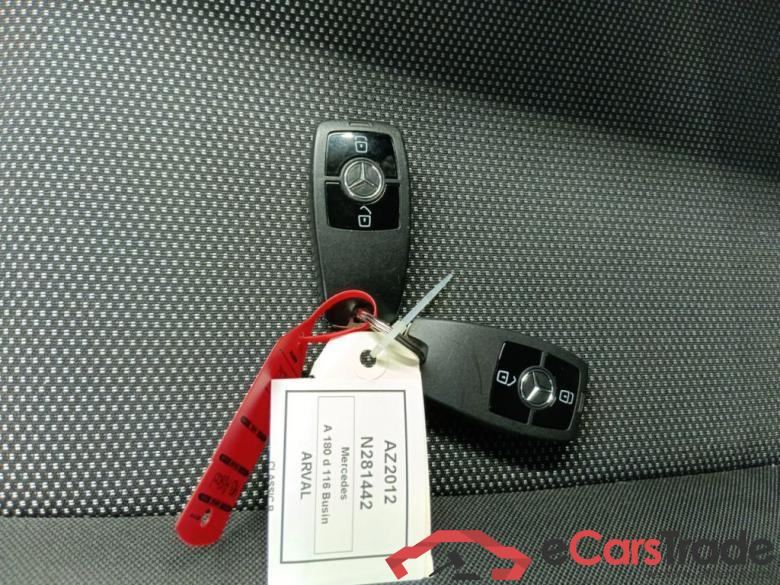 MERCEDES CLASSE A DIESEL (W177) A 180 d 116 Business Solution Essential 5d #4