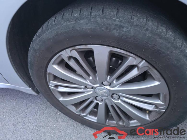 PEUGEOT 208 1.2i PureTech Style #3