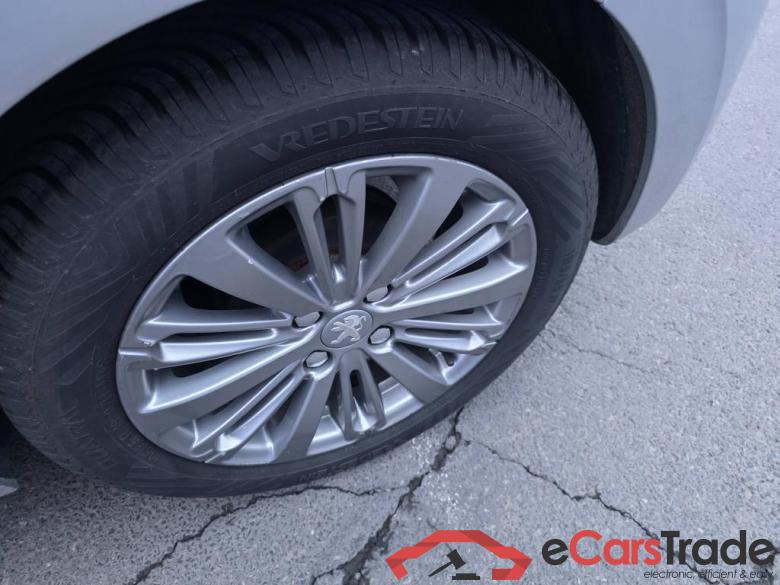 PEUGEOT 208 1.2i PureTech Style #4