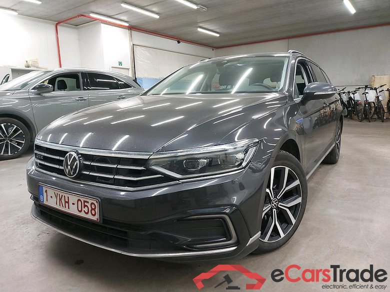 VOLKSWAGEN - VW  PASSAT VARIANT TSI 218PK GTE DSG6 Business With Pano Roof  * HYBRID *