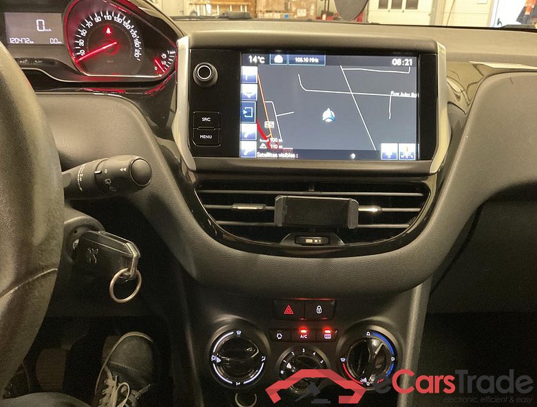 PEUGEOT 208 1.2i Style #3