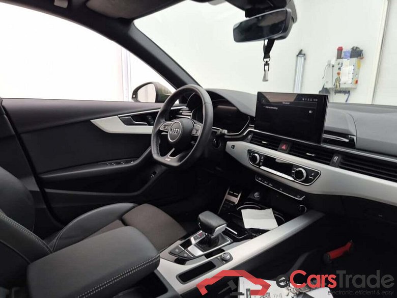 AUDI A4 Avant 40 TFSI S ed comp #3