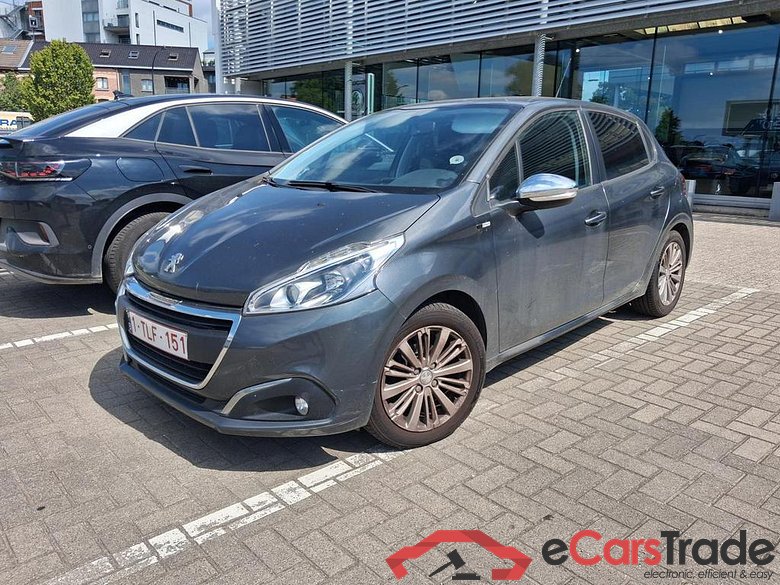 PEUGEOT 208 1.2i PureTech Style #1