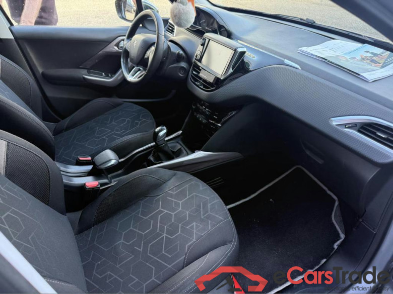 PEUGEOT 2008 1.2i PureTech Style #5