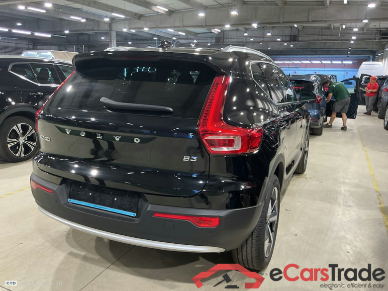 VOLVO XC40 2.0 B3 MHEV CORE LIMITED ED. DCT #4