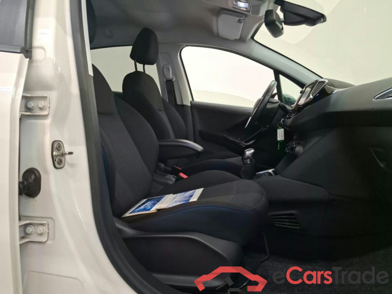 Peugeot 208 Signature 1.2 PureTech 82 5d #3