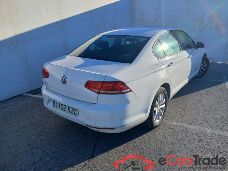 VOLKSWAGEN Passat / 2014 / 4P / sedán Edition 2.0 TDI 110kW (150CV) #2