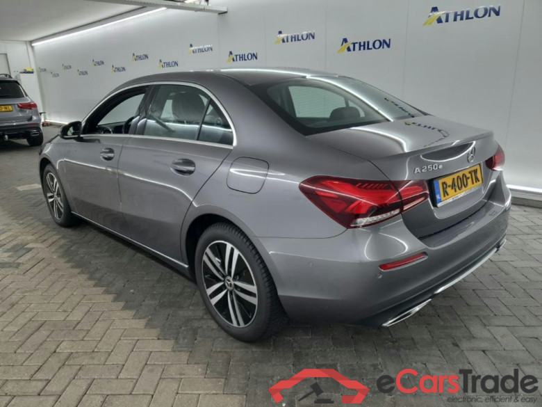 MERCEDES-BENZ A-Klasse Limousine A 250 e DCT Luxury Line 4D 160kW #4