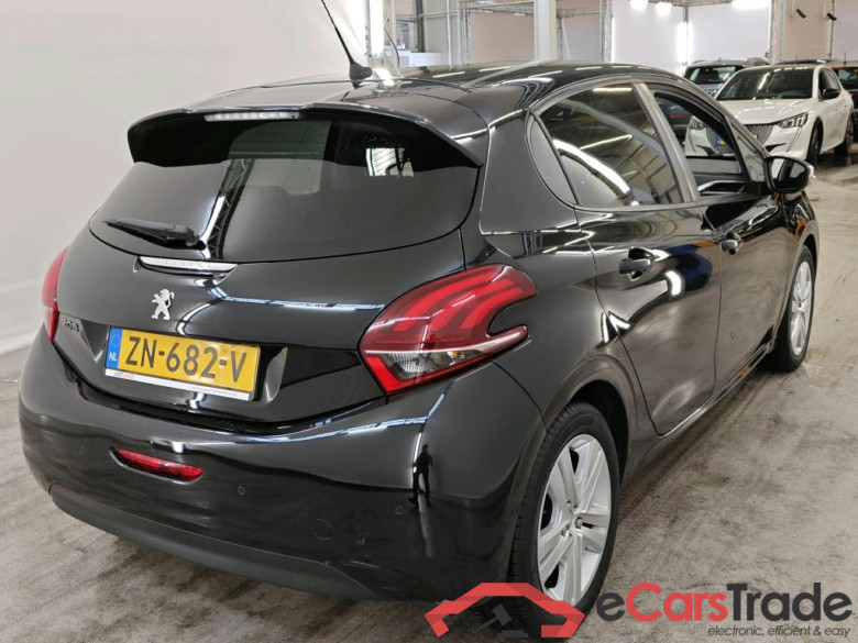 Peugeot 208 Signature 1.2 PureTech 82 5d #2